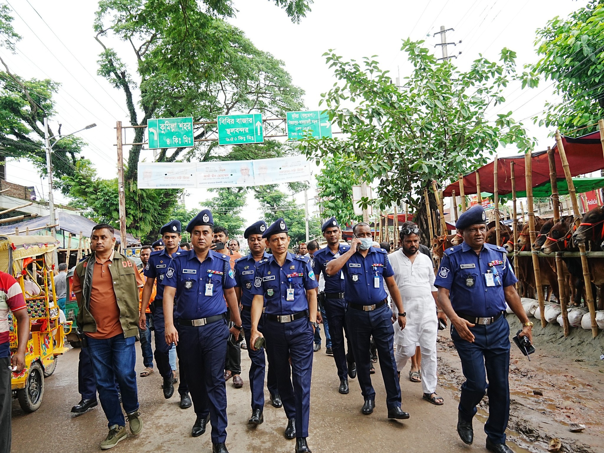 কুমিল্লায় কোরবানির পশুর হাট পরিদর্শন করলেন পুলিশ সুপার