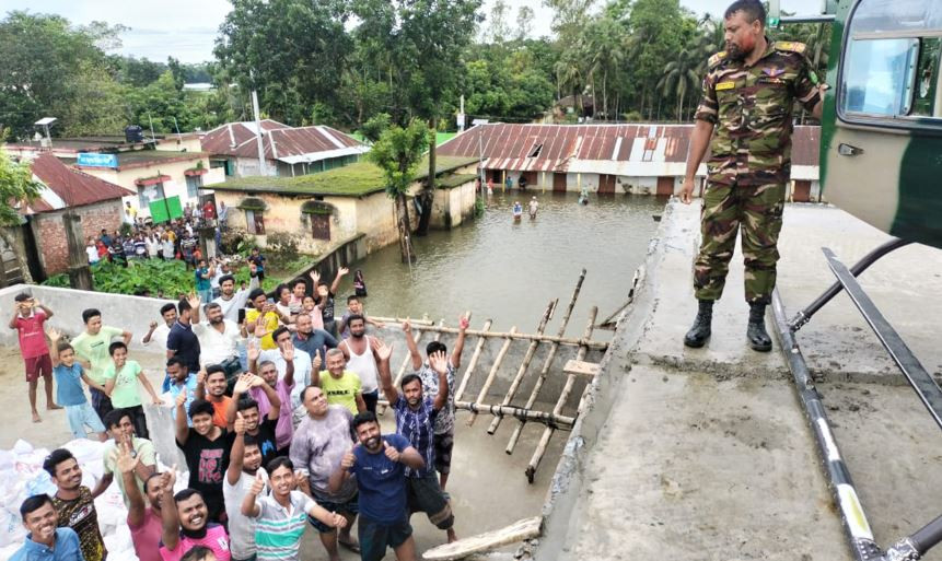 দ্রুত বন্যার্তদের উদ্ধার ও ত্রাণ বিতরণ করেন বাংলাদেশ সেনাবাহিনী