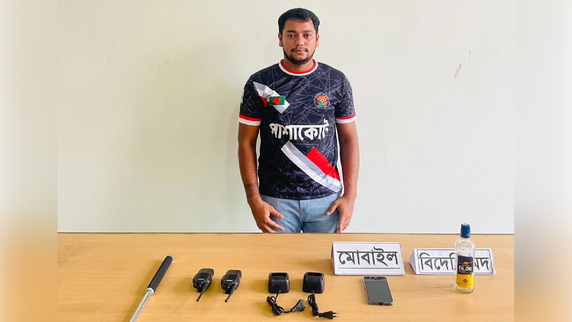 কুমিল্লায় ওয়াকিটকি, লাঠি ও মোবাইলসহ ছাত্রলীগ নেতা গ্রেফতার