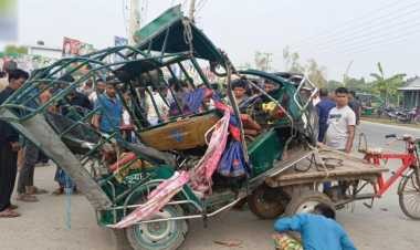 কাভার্ডভ্যান চাপায় প্রাণ গেলো ইজিবাইকের ৪ যাত্রীর