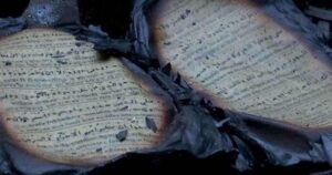 কড়াইল বস্তিতে হাজারো ঘরবাড়ি পুড়লেও অক্ষত ‘পবিত্র কুরআন’